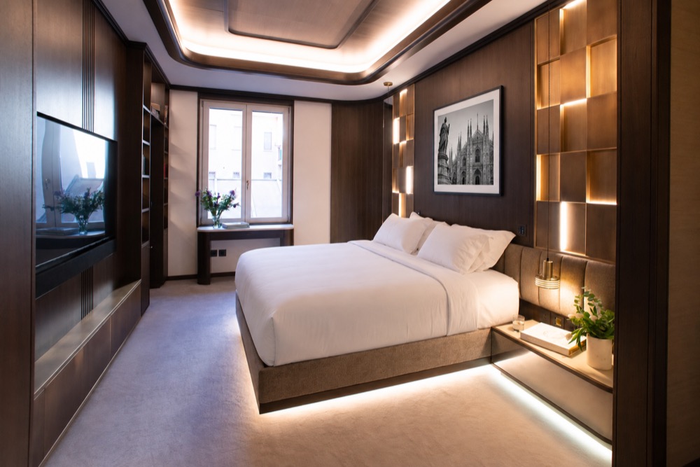 Master bedroom with a king bed, a desk beneath the window, and a photograph of the Duomo